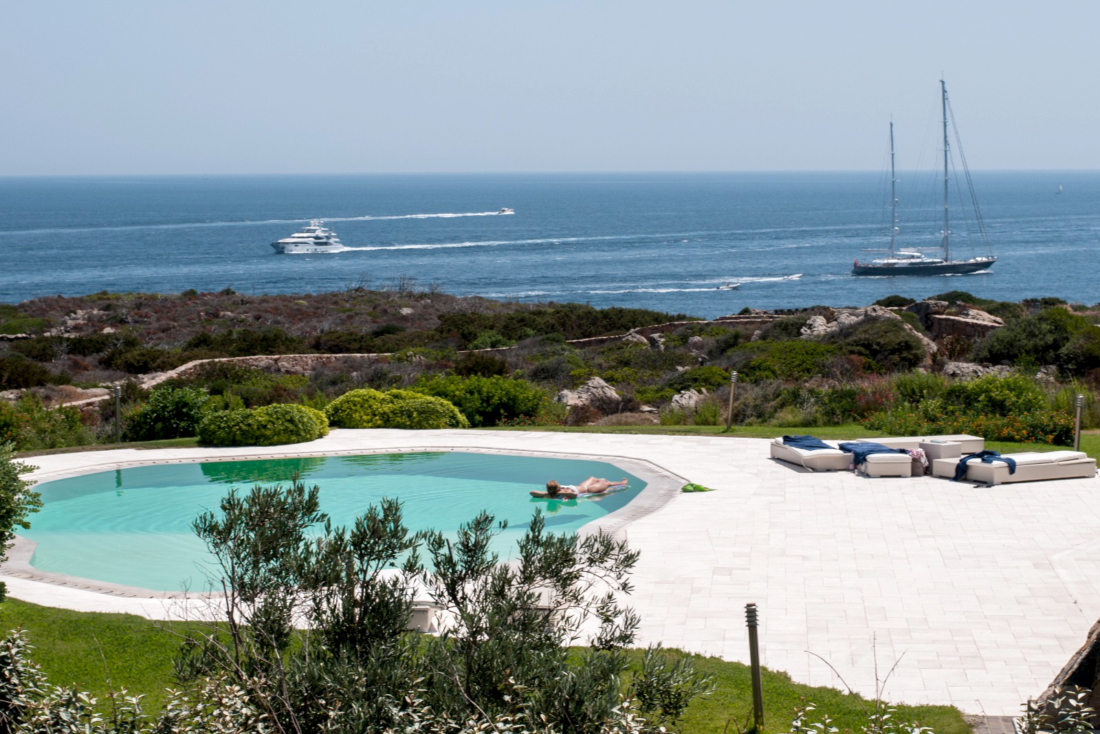 Villa con piscina a sfioro con vista sul mare